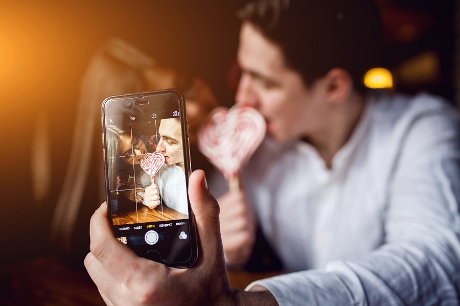 Is there an ai girlfriend app with hyper-real photos?
